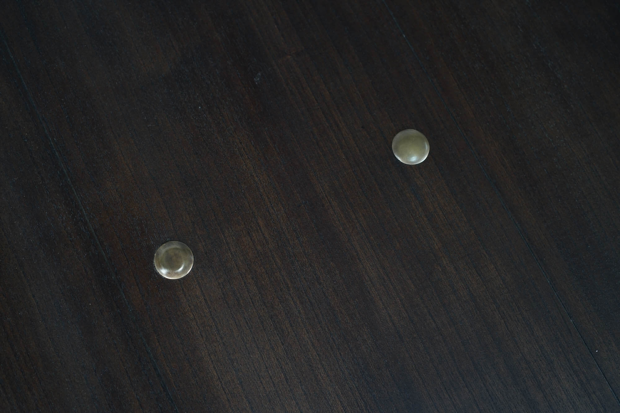 Mesa de comedor Isoko Vista frontal ladeada-Tribal-Keen Replicas